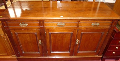 Lot 1283 - An Edwardian mahogany sideboard having three...