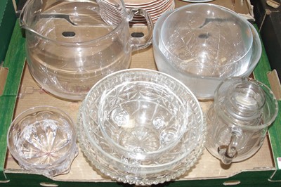 Lot 578 - A collection of mixed glassware