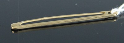 Lot 363 - A 9ct gold safety pin bar brooch, 1.8g, 5cm