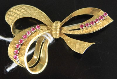 Lot 370 - A contemporary yellow metal and pink stone set...