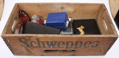 Lot 472 - A collection of items to include pair of cut...