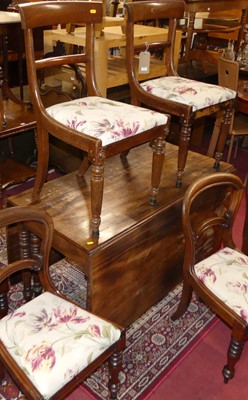 Lot 1373 - An early 19th century mahogany dropleaf dining...