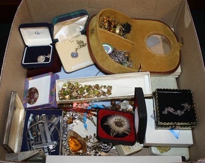 Lot 476 - A collection of costume jewellery to include...