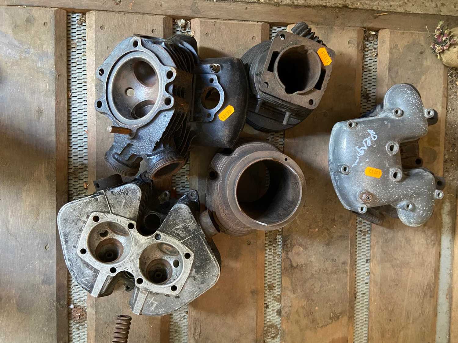 Lot 4040 - Assorted motorbike cylinder blocks (5)