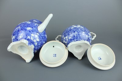 Lot 21 - Five Japanese blue and white pieces, 20th...