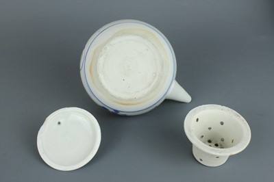 Lot 21 - Five Japanese blue and white pieces, 20th...