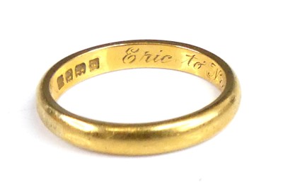 Lot 2874 - A 22ct gold court shaped wedding band,...