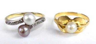 Lot 2875 - A yellow metal, grey and cream pearl crossover...