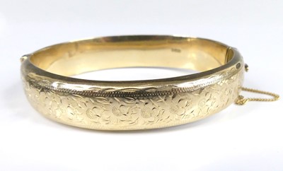 Lot 2905 - A Victorian style 9ct gold hinged bangle, with...