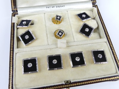 Lot 2954 - A gent's 18ct gold Art Deco black onyx and...