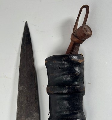 Lot 659 - A 19th Century African short sword / hunting...