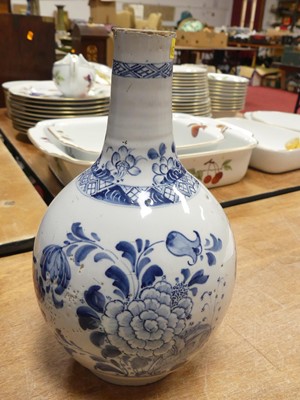 Lot 59 - A pair of Chinese Canton vases depicting...