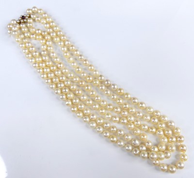 Lot 2609 - A cultured pearl triple string choker, the...