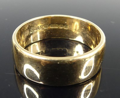 Lot 2672 - A modern gent's 9ct gold wedding band, sponsor...