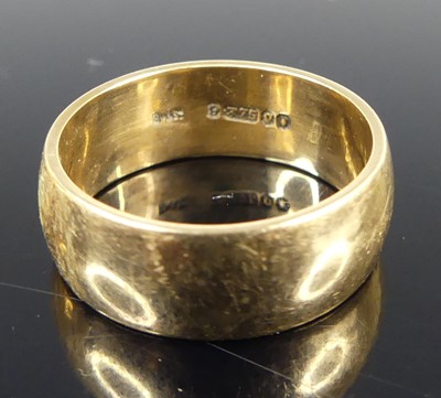 Lot 2672 - A modern gent's 9ct gold wedding band, sponsor...