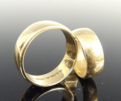 Lot 2672 - A modern gent's 9ct gold wedding band, sponsor...