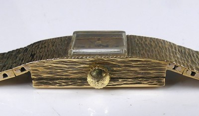 Lot 2568 - A 9ct yellow gold lady's Accurist manual wind...
