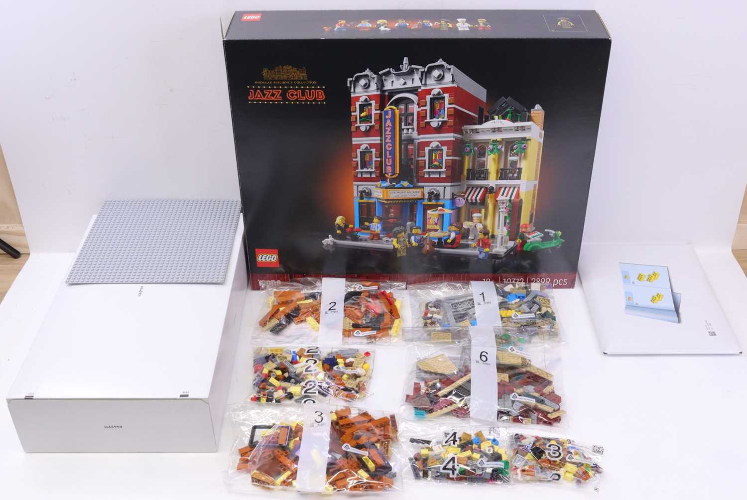 Lot 1552 - Lego Icons Modular Buildings Collection No....