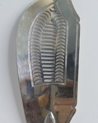 Lot 2101 - A George IV silver fish slice, in the Fiddle...
