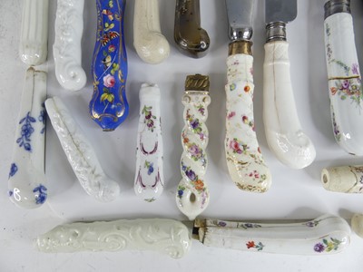 Lot 2030 - A collection of 18th & 19th century porcelain...