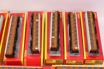 Lot 15 - One tray containing various Hornby 00 gauge...