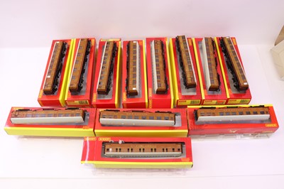 Lot 15 - One tray containing various Hornby 00 gauge...