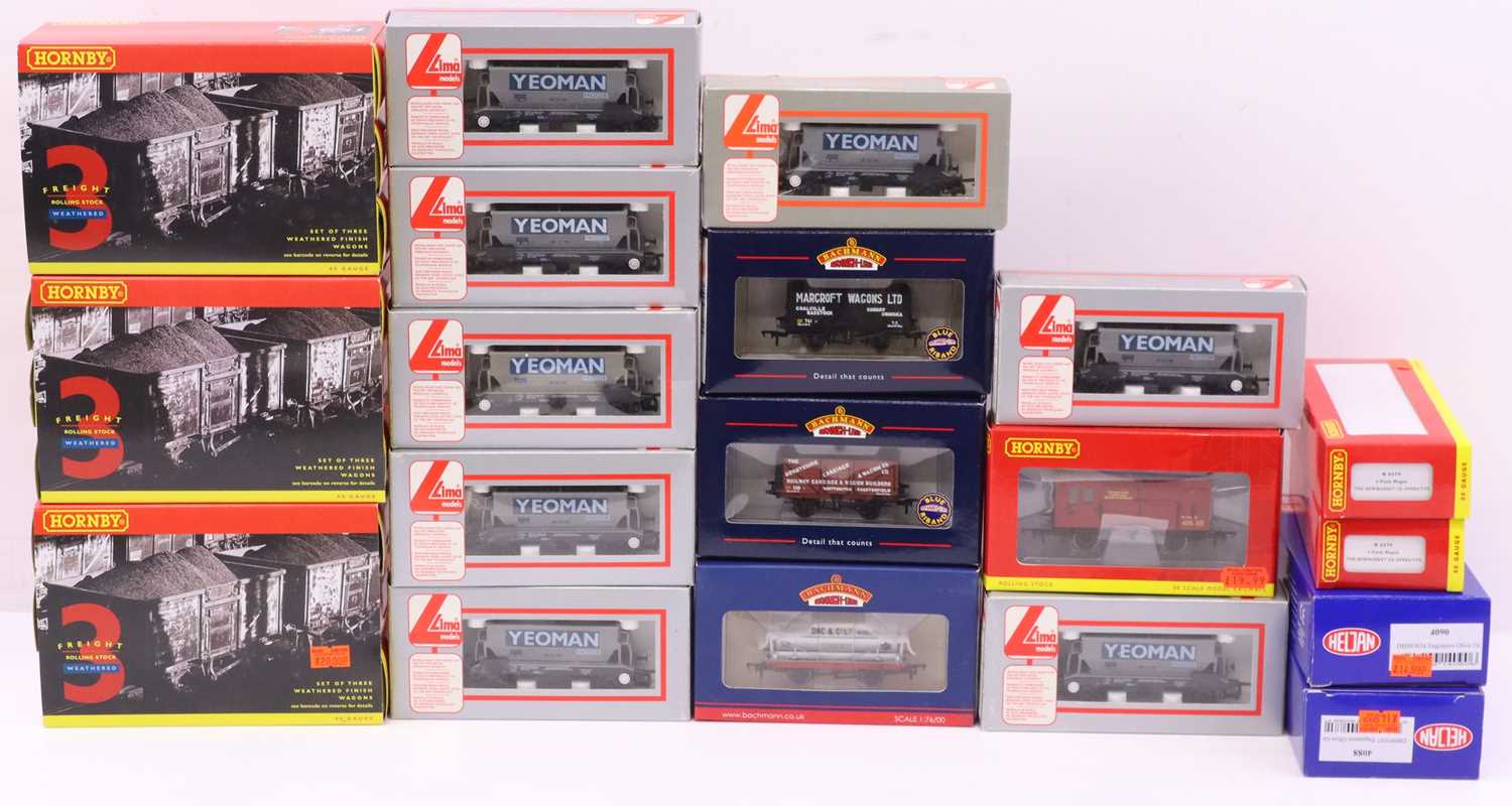 Lot 16 - One tray containing various 00 gauge wagons to...