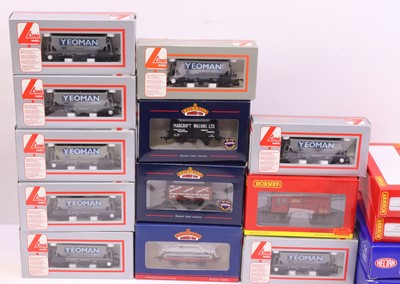 Lot 16 - One tray containing various 00 gauge wagons to...