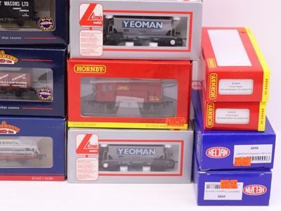 Lot 16 - One tray containing various 00 gauge wagons to...