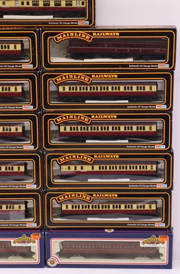 Lot 64 - One tray containing various Mainline 00 gauge...