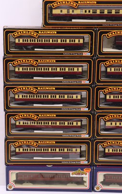 Lot 64 - One tray containing various Mainline 00 gauge...