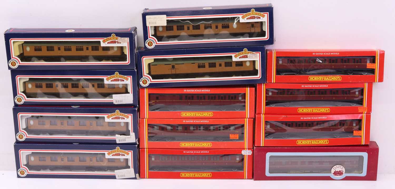 Lot 65 - One tray containing various 00 gauge coaches...