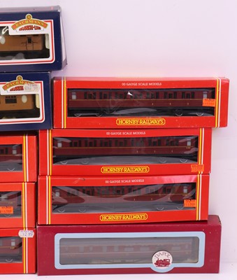 Lot 65 - One tray containing various 00 gauge coaches...
