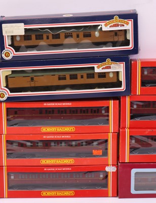 Lot 65 - One tray containing various 00 gauge coaches...