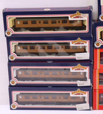 Lot 65 - One tray containing various 00 gauge coaches...