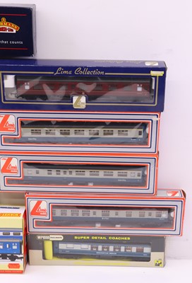 Lot 67 - One tray containing various 00 gauge coaches...