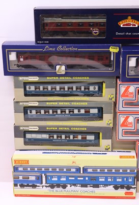 Lot 67 - One tray containing various 00 gauge coaches...