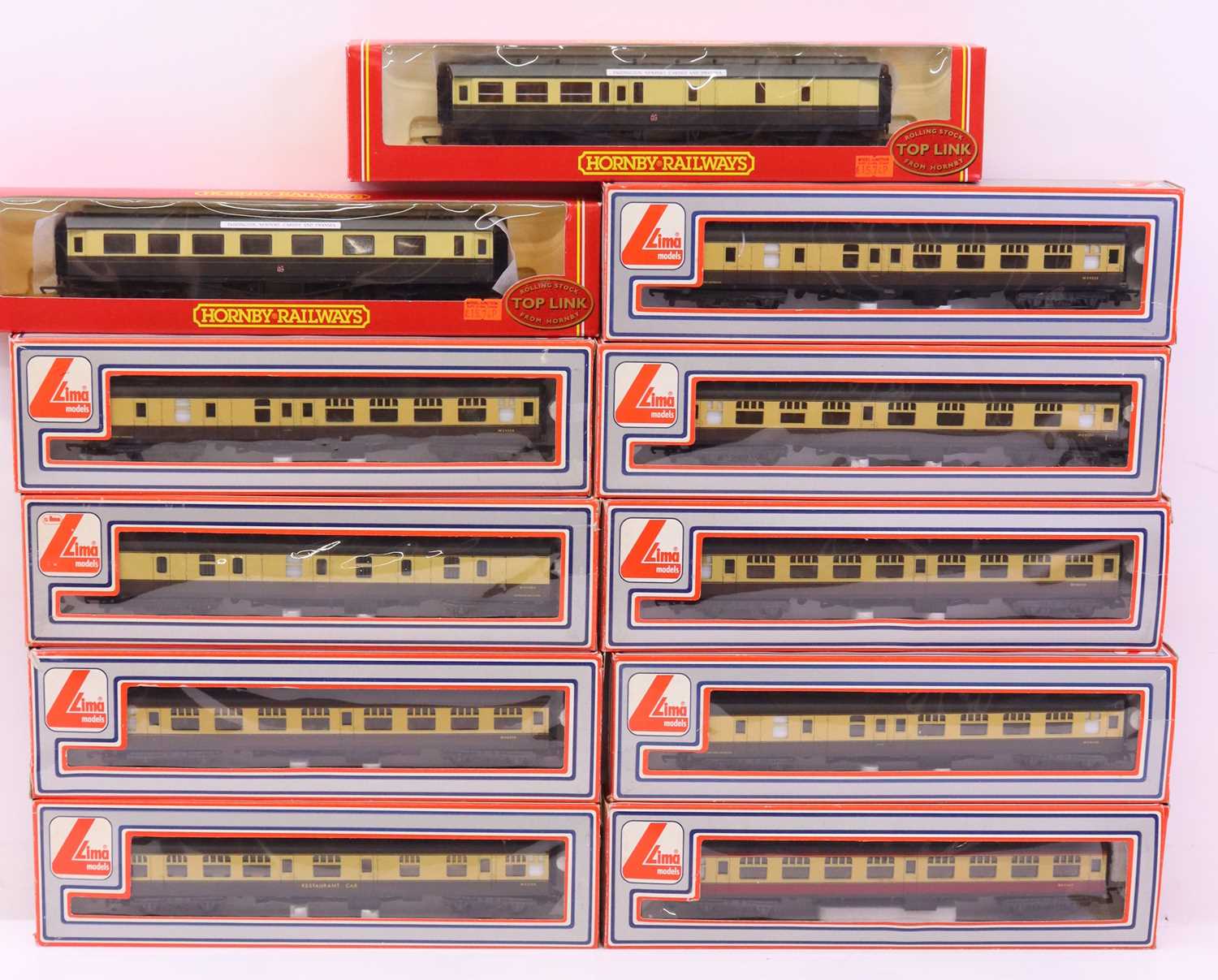 Lot 68 - One tray containing various 00 gauge coaches...