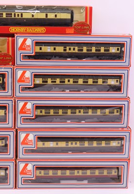Lot 68 - One tray containing various 00 gauge coaches...