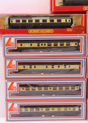 Lot 68 - One tray containing various 00 gauge coaches...