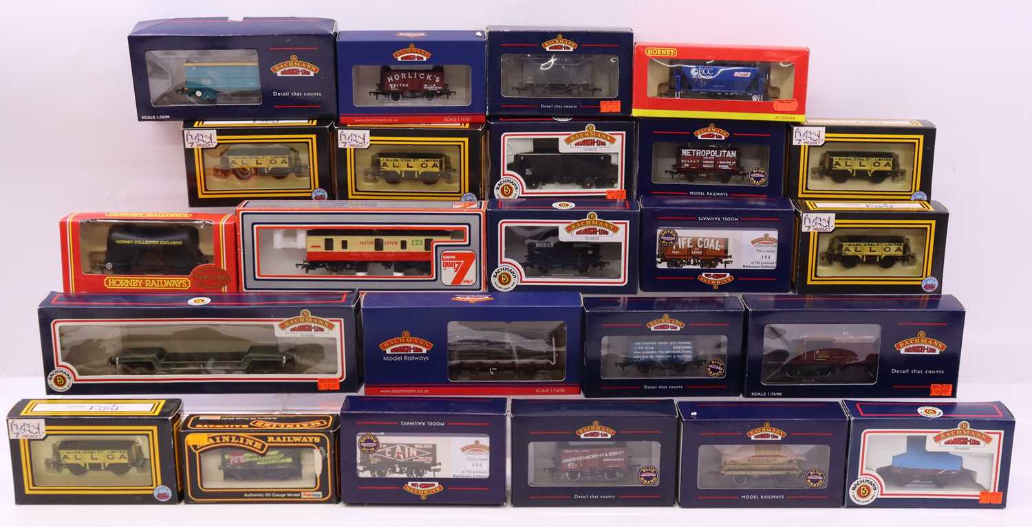 Lot 71 - One tray containing various 00 gauge wagons to...