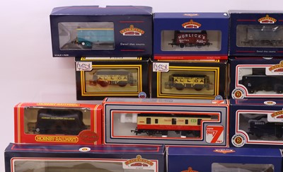 Lot 71 - One tray containing various 00 gauge wagons to...