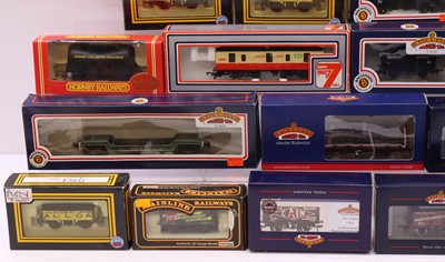 Lot 71 - One tray containing various 00 gauge wagons to...
