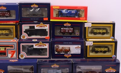 Lot 71 - One tray containing various 00 gauge wagons to...