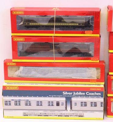 Lot 95 - One tray containing various 00 gauge coaches...