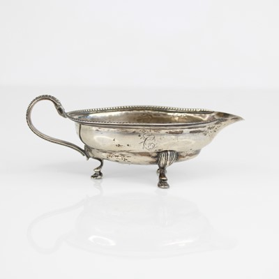 Lot 324 - A George III silver sauceboat, having a beaded...