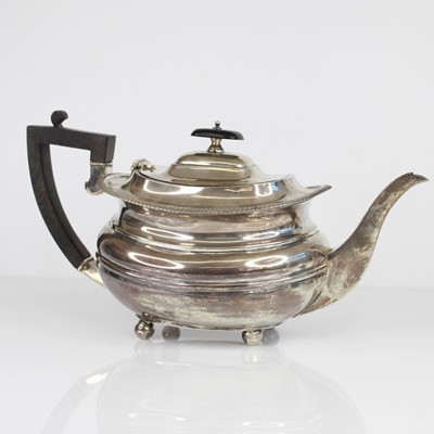 Lot 70 - A George V silver teapot, having a reeded edge...