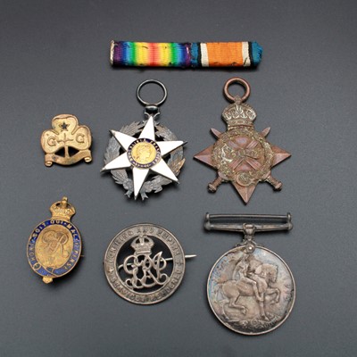 Lot 42 - A pair of WW I medals to include 1914-15 Star,...