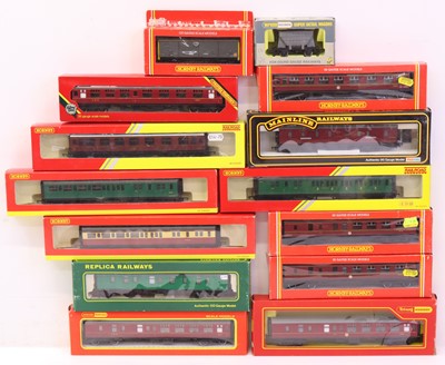 Lot 328 - One tray of various 00 gauge wagons and...