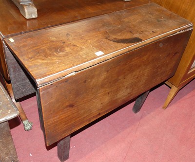 Lot 673 - A circa 1800 mahogany dropleaf table, w.92cm